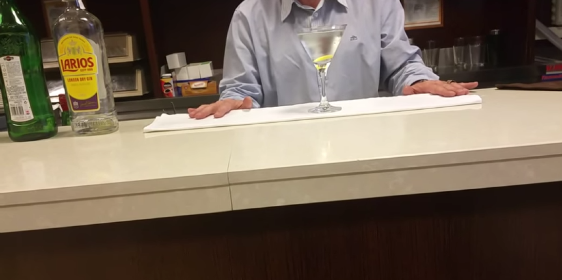 Elaboración profesional de un Dry Martini