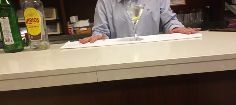 Elaboración profesional de un Dry Martini